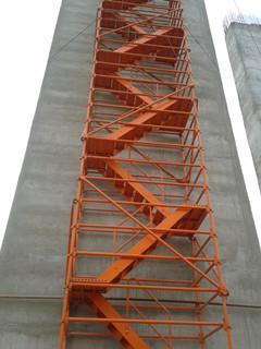 安全爬梯脚手架与安全梯笼 施工现场的高空生命线